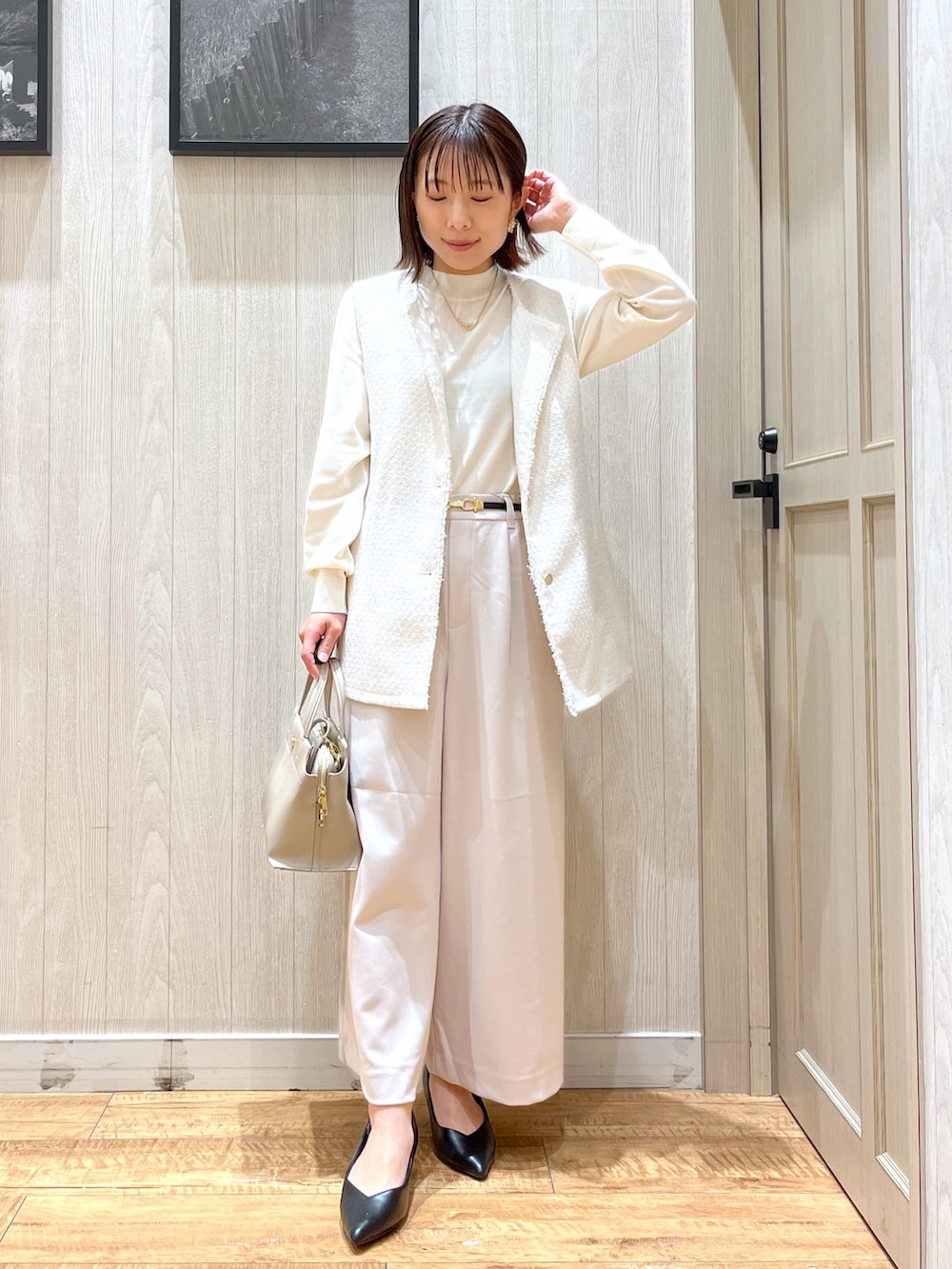 ホワイト系のニット/セーター、ベージュ系のベスト、ベージュ系のその他パンツを着用したレディースの冬コーディネートの2枚目の写真