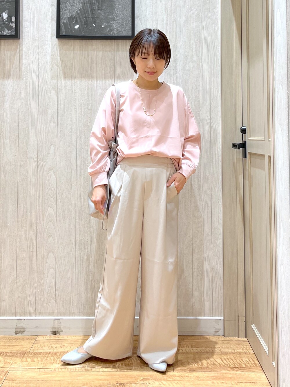 「春コーデ、きれいめカジュアル、パンツコーデ、プチプラ、デニム、シューラルー、カジュアルコーデ、大人カジュアル、デニムシャツ、レイヤードスタイル、ピンク、ワイドパンツ、フラットシューズ」｜「SHOO・LA・RUEの【洗える/S-LL】大人のこなれコーデに やわらかデニムシャツ（シャツ/ブラウス、ブルー系）」を使った、shirayuuuさん（骨格ウェーブ・レディース・155cm）の春コーディネートの2枚目の写真