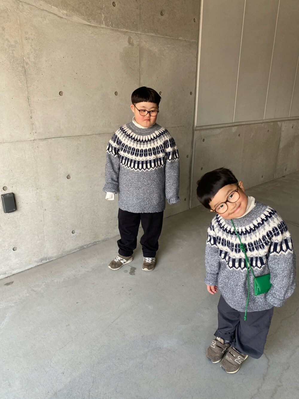 ブラック系のカーゴパンツ、グレー系のニット/セーター、グレー系のニット/セーターを着用したキッズの冬コーディネートの2枚目の写真