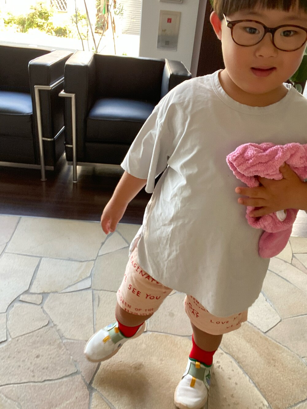 グレー系のTシャツ/カットソー、ピンク系のパンツ、ホワイト系のスニーカーを着用したキッズの秋コーディネートの2枚目の写真
