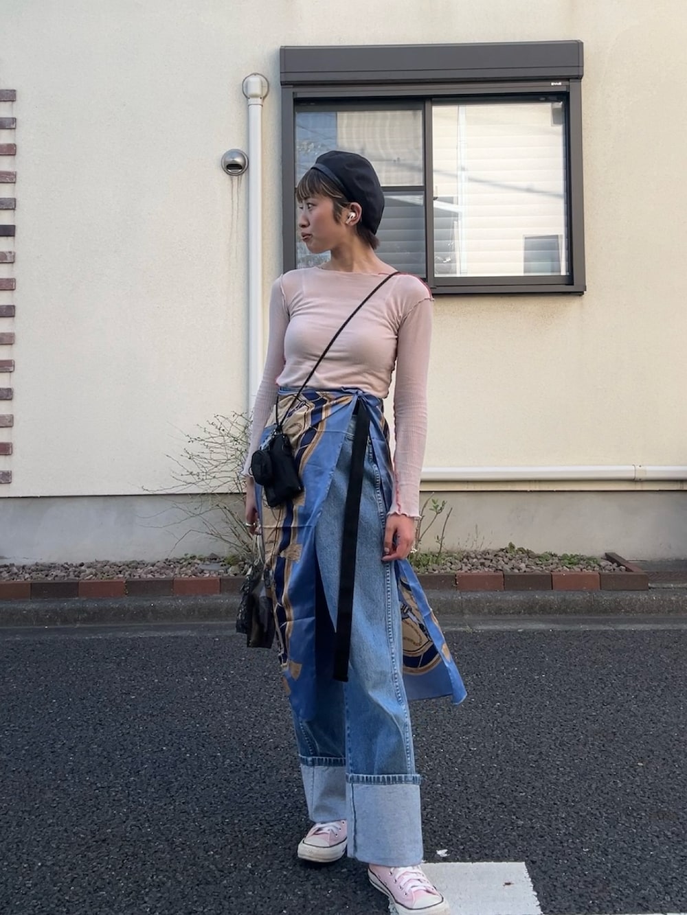 「春のNewスタイル、ピンクコーデ、パンツスタイル、デニムパンツ、春色、お花見コーデ、お洒落さんとつながりたい、シアートップス」｜「BASERANGEのBASERANGE MAIN VEIN LONG SLEEVE（Tシャツ/カットソー、ピンク系）」を使った、nasuさん（レディース・161cm）の春コーディネートの2枚目の写真