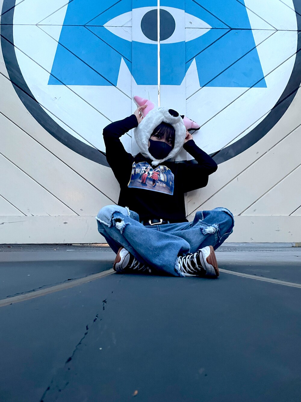 「disney、ディズニーコーデ、101匹わんちゃん、デニム、デニムパンツ、コンバース、ランスターハイク、ボーイッシュ、メンズライク」｜「Disneyのアイテム（Tシャツ/カットソー、ブラック系）」を使った、えぬちゃさん（レディース・158cm）の夏コーディネートの2枚目の写真