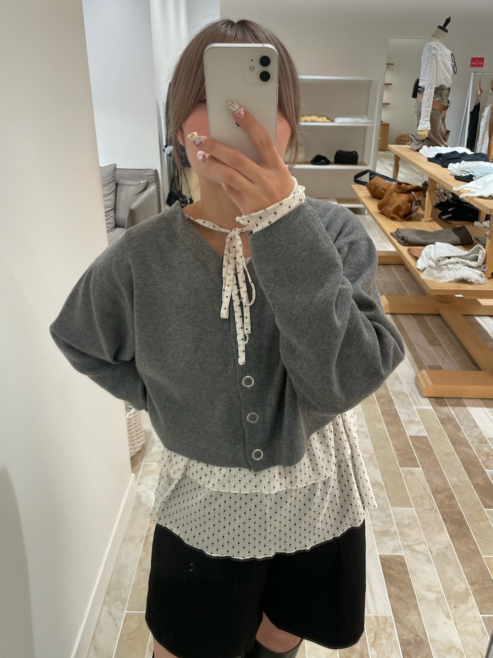 グレー系のカーディガン/ボレロ、ホワイト系のTシャツ/カットソーを着用したレディースの秋コーディネートの3枚目の写真