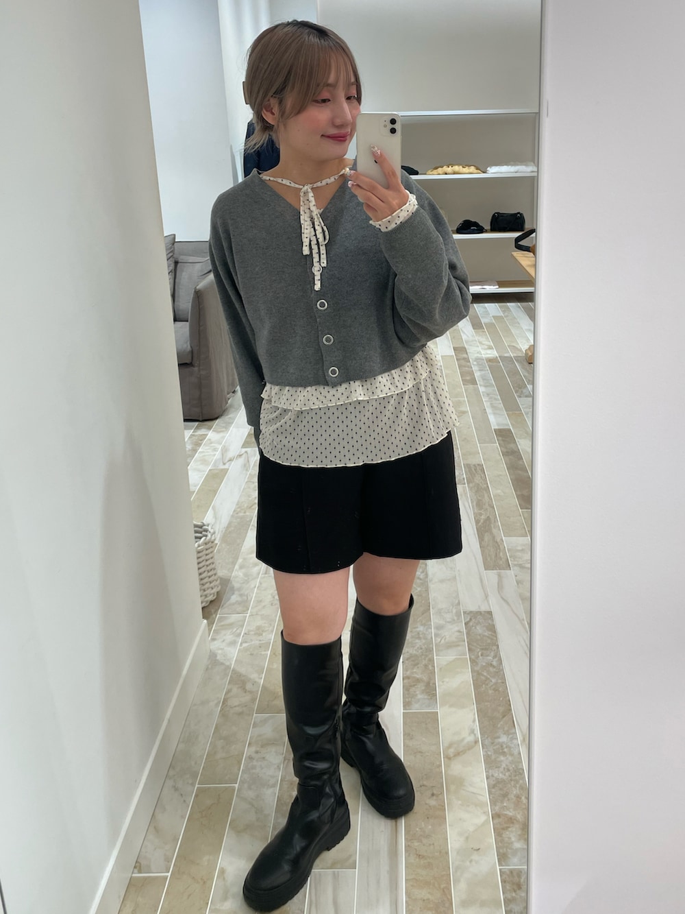 グレー系のカーディガン/ボレロ、ホワイト系のTシャツ/カットソーを着用したレディースの秋コーディネートの2枚目の写真