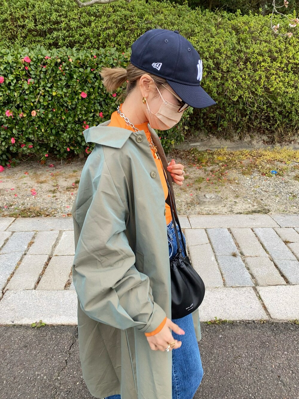 「シンプルコーデ、パステル映える春、オレンジ、シアーシャツ、ステンカラーコート、春コーデ、春アウター、デニムパンツ、キャップ、オトナカジュアル、高身長女子」｜「ap retroのステンカラースタンドロングコート　タマムシコート（ステンカラーコート、グリーン系）」を使った、Ikumi さん（レディース・167cm）の春コーディネートの2枚目の写真