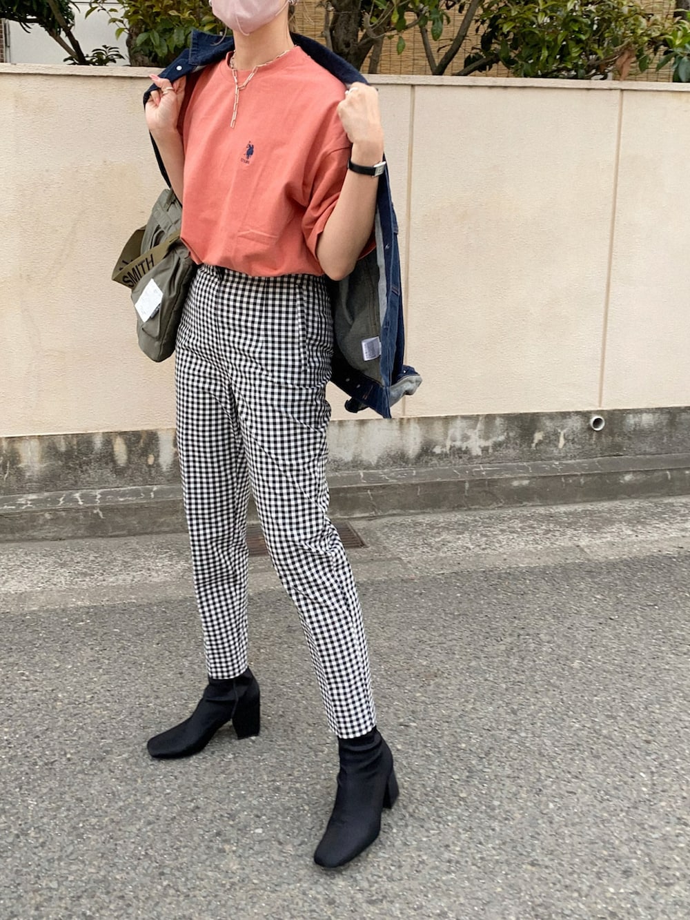 「春コーデ、Tシャツ、デニムジャケット、UNIQLO、ZARA、ブロックチェック、ヘルメットバッグ、シンプルコーデ、大人カジュアル、プチプラコーデ、高身長女子」｜「U.S. POLO ASSN.のU.S. POLO ASSN. /ユーエスポロアッスン 別注ワンポイント刺繍 ビッグシルエットカットソー 半袖tee トップス（Tシャツ/カットソー、オレンジ系）」を使った、Ikumi さん（レディース・167cm）の春コーディネートの3枚目の写真