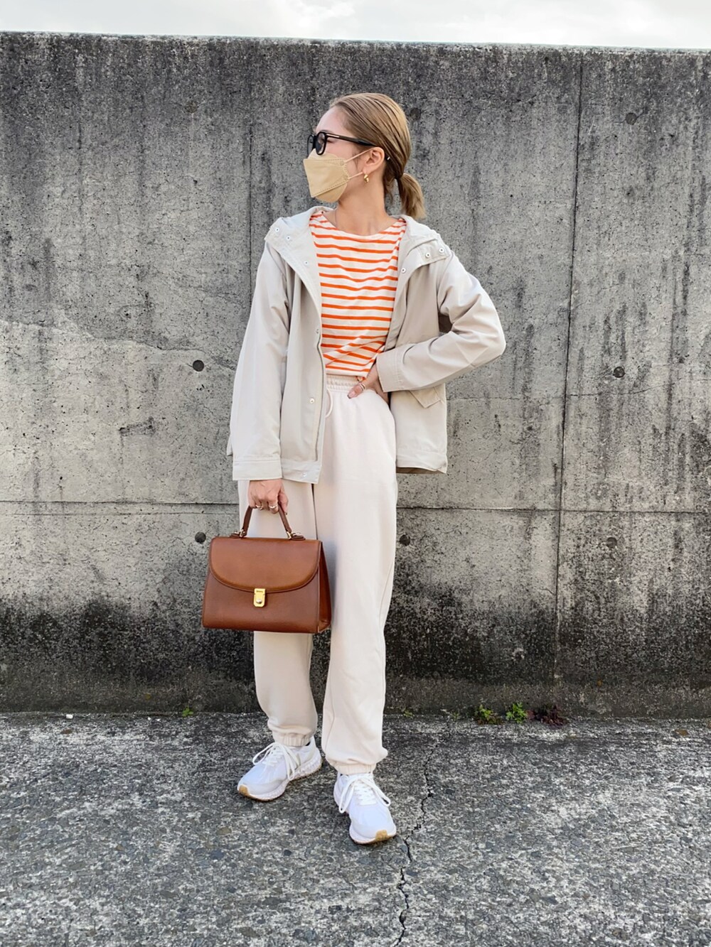 「オトナカジュアル、春コーデ、春アウター、春カラー、春服、ブルゾン、シンプルコーデ、ラクチンコーデ、UNIQLO、スウェットパンツ、高身長女子」｜「TRIANGLE PALETTEのミドル丈フードブルゾン（マウンテンパーカー、ホワイト系）」を使った、Ikumi さん（レディース・167cm）の春コーディネートの2枚目の写真
