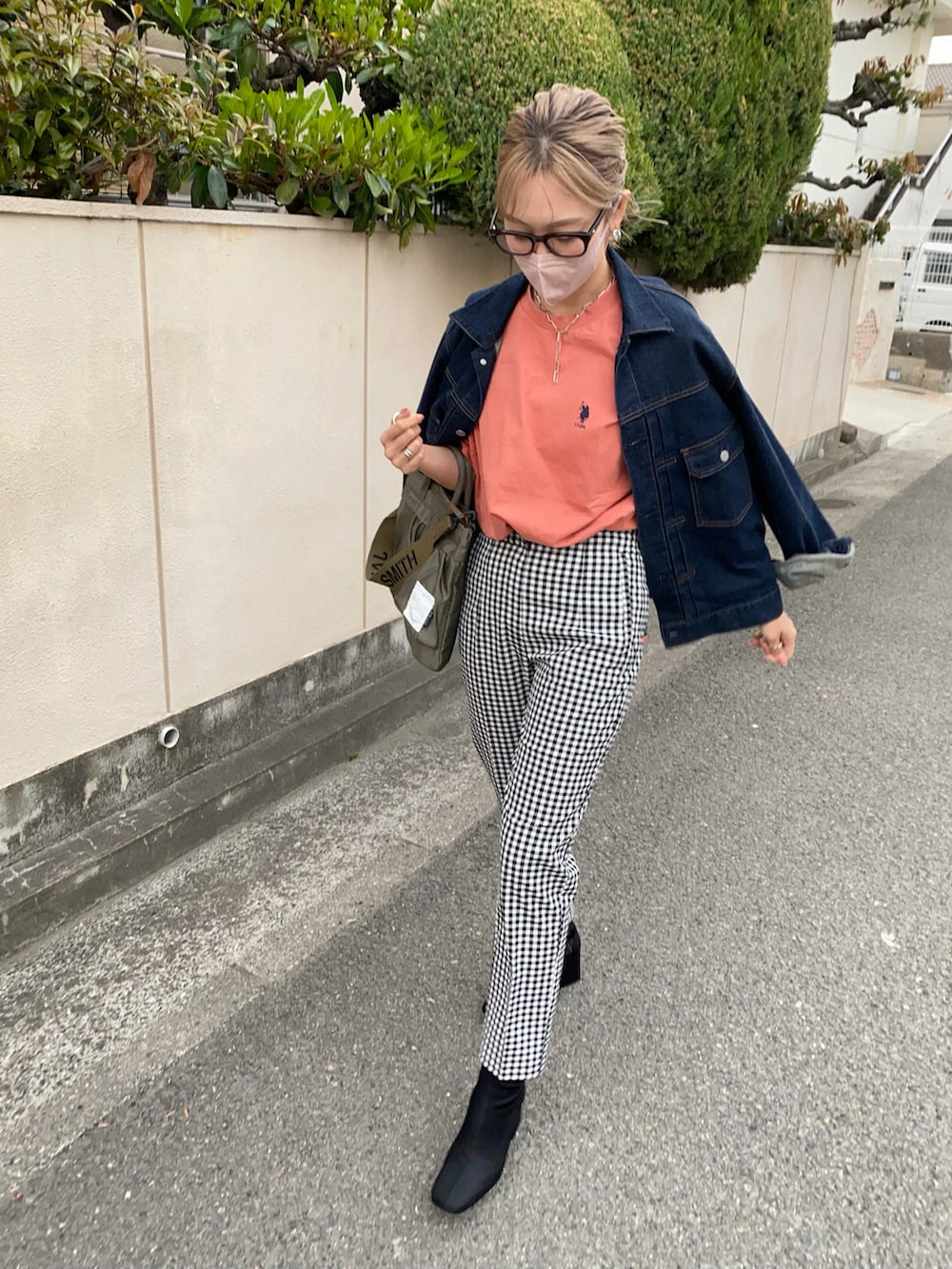 「春コーデ、Tシャツ、デニムジャケット、UNIQLO、ZARA、ブロックチェック、ヘルメットバッグ、シンプルコーデ、大人カジュアル、プチプラコーデ、高身長女子」｜「U.S. POLO ASSN.のU.S. POLO ASSN. /ユーエスポロアッスン 別注ワンポイント刺繍 ビッグシルエットカットソー 半袖tee トップス（Tシャツ/カットソー、オレンジ系）」を使った、Ikumi さん（レディース・167cm）の春コーディネートの2枚目の写真