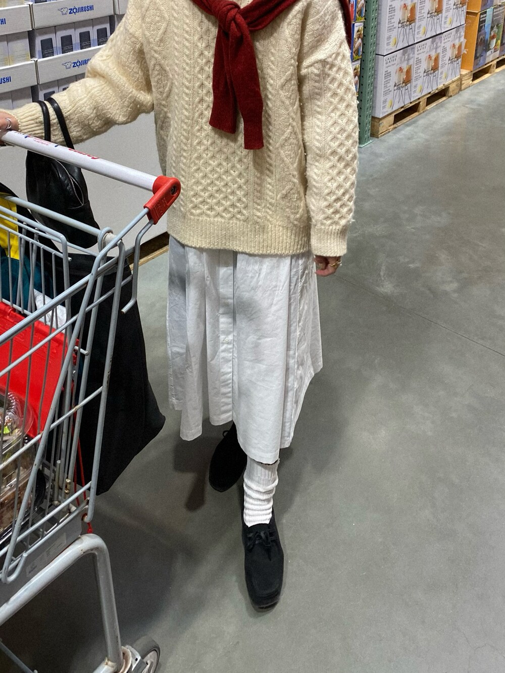 「私の推しブランド、シャツスタイル、シャツワンピ、UNIQLO、フィッシャーマンニット、vintage、赤ニット、clarks、オトナカジュアル、高身長女子」｜「UNIQLOのアイテム（シャツワンピース、ホワイト系）」を使った、Ikumi さん（レディース・167cm）の冬コーディネートの2枚目の写真