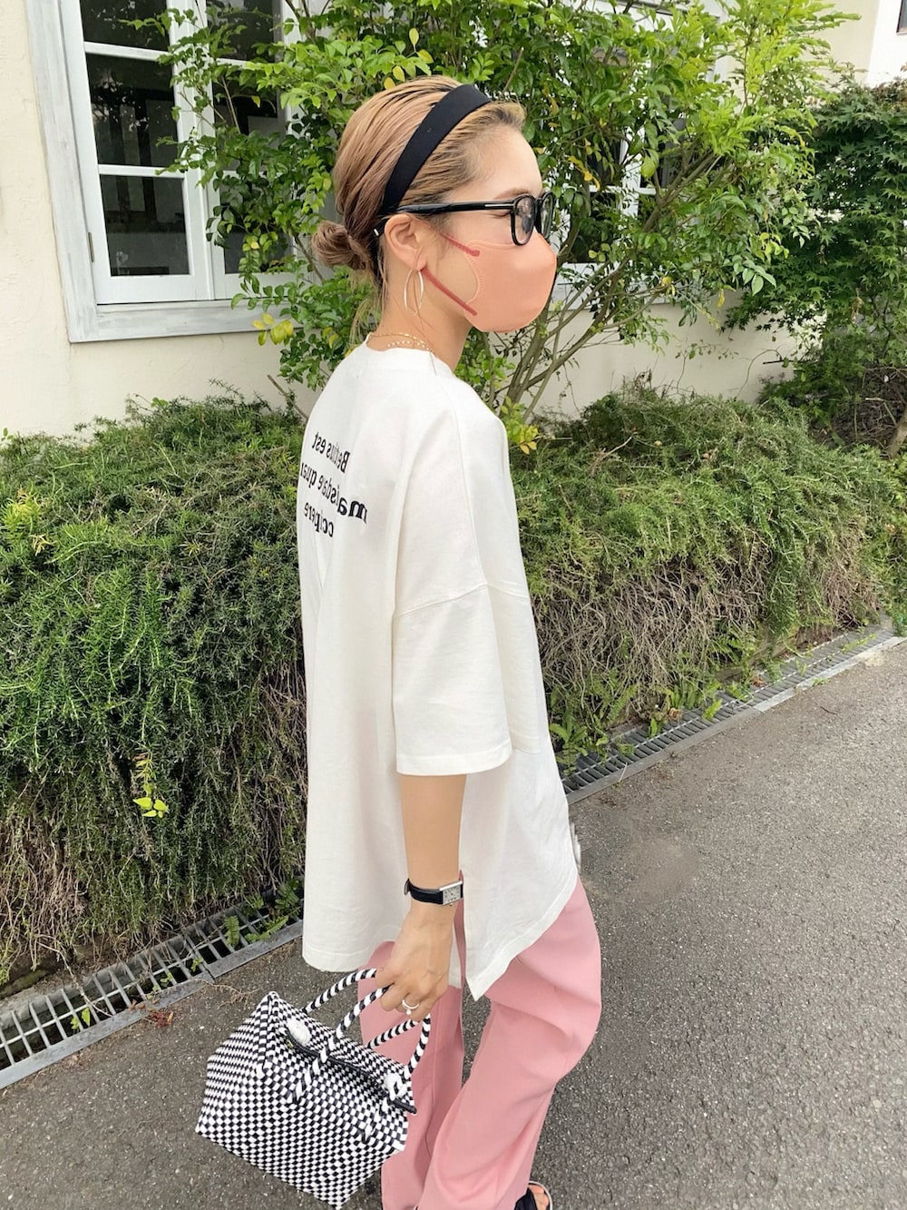 「odorata、ビッグT、オーバーサイズ、白Tシャツ、カラーパンツ、スラックス、カジュアルコーデ、ラクチンコーデ、オトナカジュアル、カラー×コーデ、高身長女子、パンツスタイル」｜「ODORATAのMESSAGE TEE（Tシャツ/カットソー、ホワイト系）」を使った、Ikumi さん（レディース・167cm）の春コーディネートの2枚目の写真