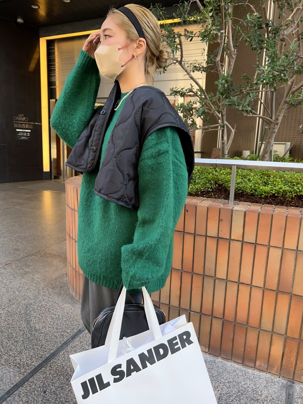 「秋冬コーデ、ニット、シンプルコーデ、UNIQLO、タックワイドパンツ、ベスト、ダウンベスト、大人カジュアル、30代コーデ、高身長女子、ゆるコーデ、パンツスタイル、カラーニット」｜「WEGOのWEGO/モヘアライクBIGプルオーバー（ニット/セーター、グリーン系）」を使った、Ikumi さん（レディース・167cm）の秋コーディネートの2枚目の写真