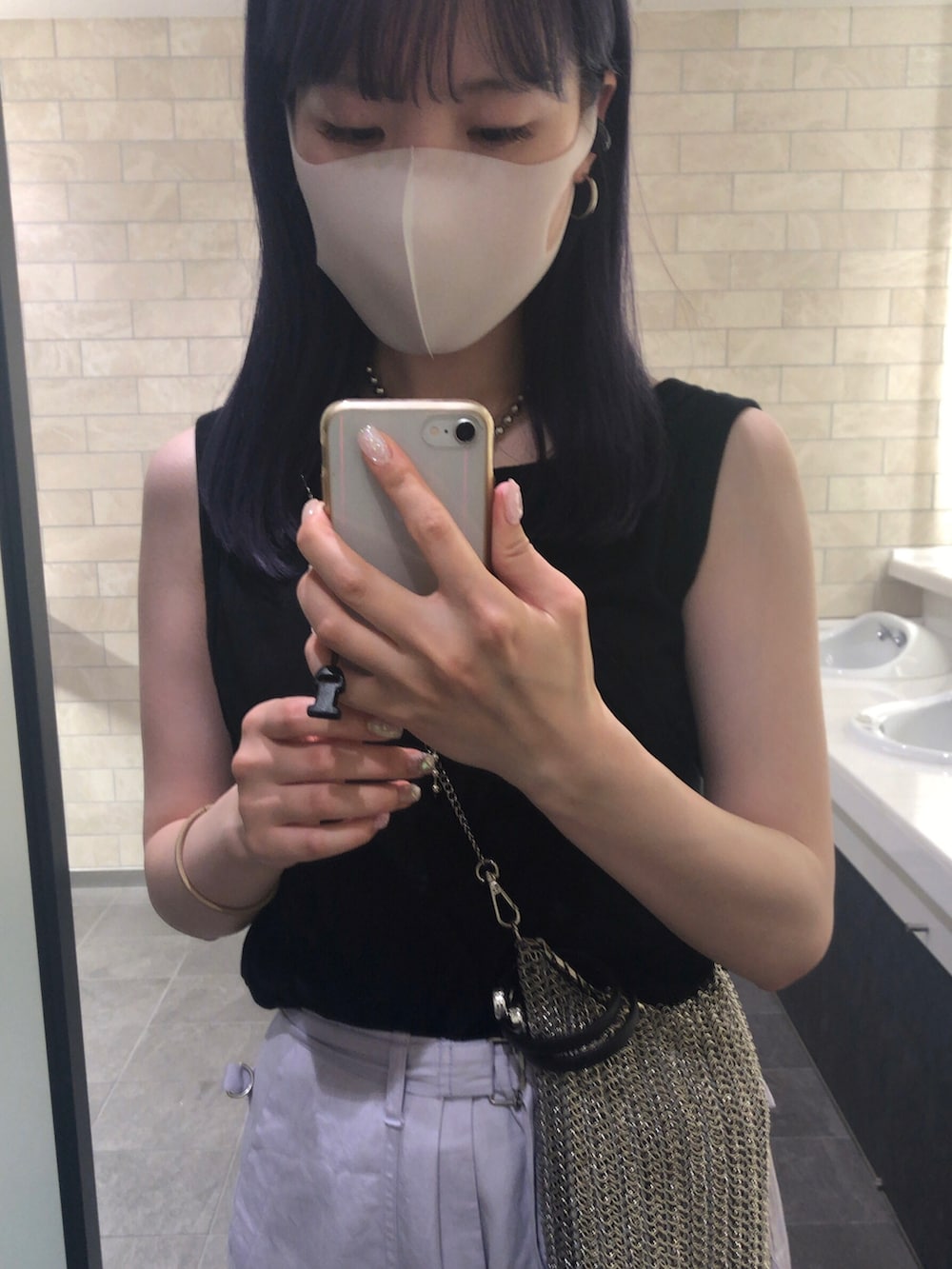 ブラック系のサンダル、パープル系のその他パンツ、シルバー系のショルダーバッグを着用したレディースの夏コーディネートの2枚目の写真