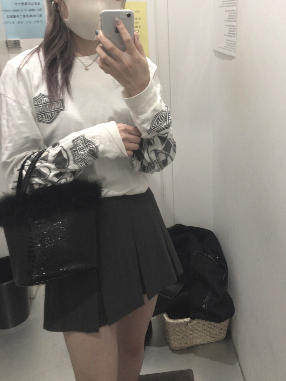 ブラック系のハンドバッグ、ブラック系のブーツ、グレー系のスカートを着用したレディースの冬コーディネートの2枚目の写真