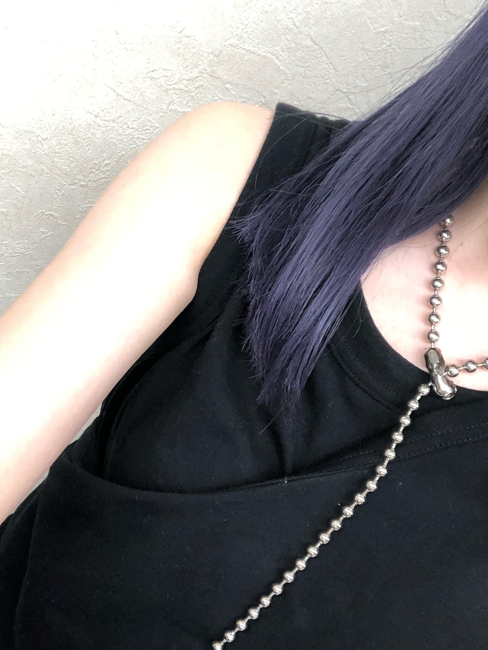 ブラック系のサンダル、パープル系のその他パンツ、シルバー系のショルダーバッグを着用したレディースの夏コーディネートの3枚目の写真