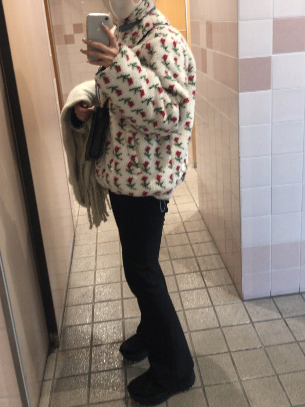 その他のブルゾン、ホワイト系のマフラーを着用したレディースの冬コーディネートの2枚目の写真