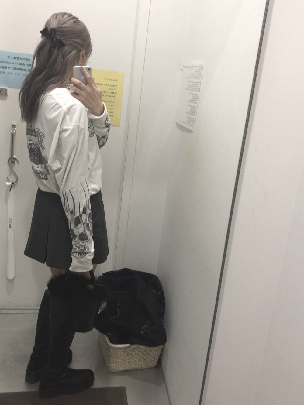 ブラック系のハンドバッグ、ブラック系のブーツ、グレー系のスカートを着用したレディースの冬コーディネートの3枚目の写真