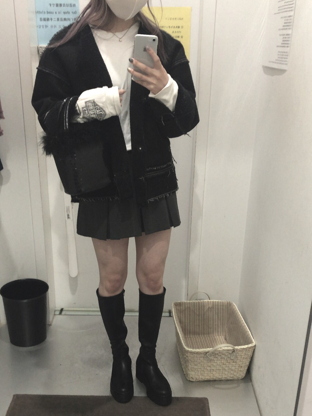 ブラック系のハンドバッグ、ブラック系のブーツ、グレー系のスカートを着用したレディースの冬コーディネートの4枚目の写真