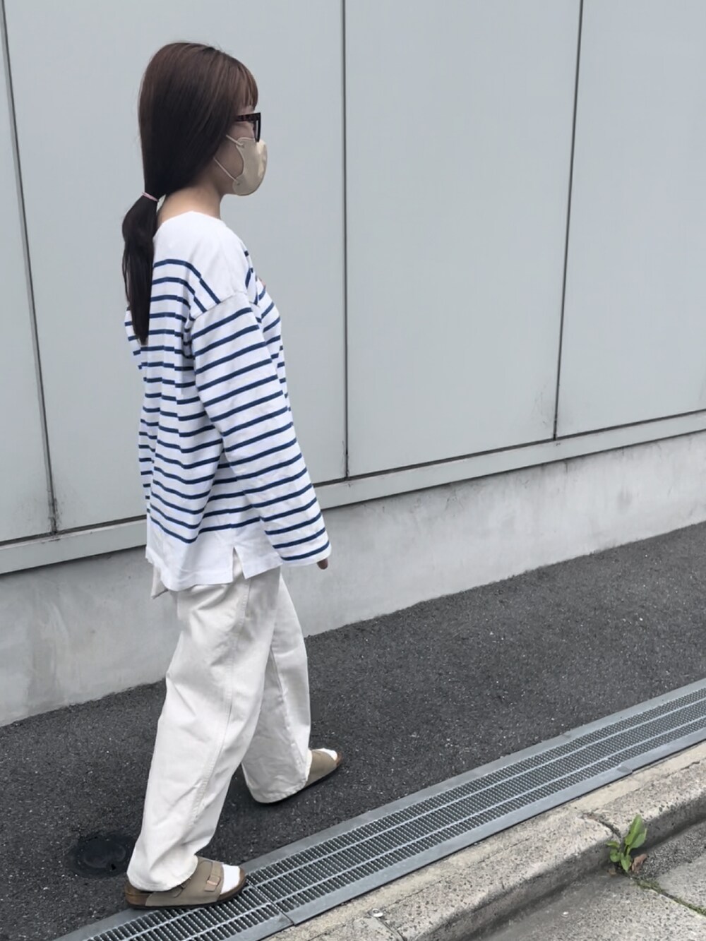 ホワイト系のデニムパンツを着用したレディースの春コーディネートの2枚目の写真