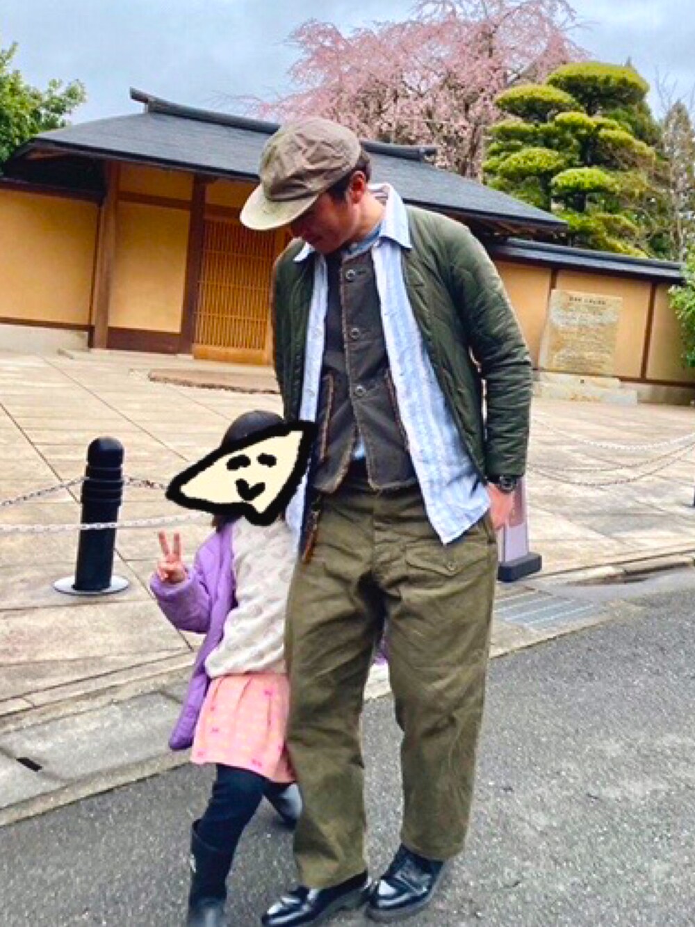 「桜、イギリス軍、ブリティッシュアーミーパンツ、軍パン、ENGINEERED GARMENTS、nigelcabourn、Dr.Martens、WAIPER、UNIQLO、スリーピングシャツ、ウォームパデットミリタリージャケット、ベスト、オーバーベスト、ボアベスト、バンドカラーシャツ」｜「Nigel CabournのNIGEL CABOURN × LYBRO / メカニック キャップ ＜UNISEX＞（キャップ、グリーン系）」を使った、Young   さん（メンズ・175cm）の春コーディネートの2枚目の写真