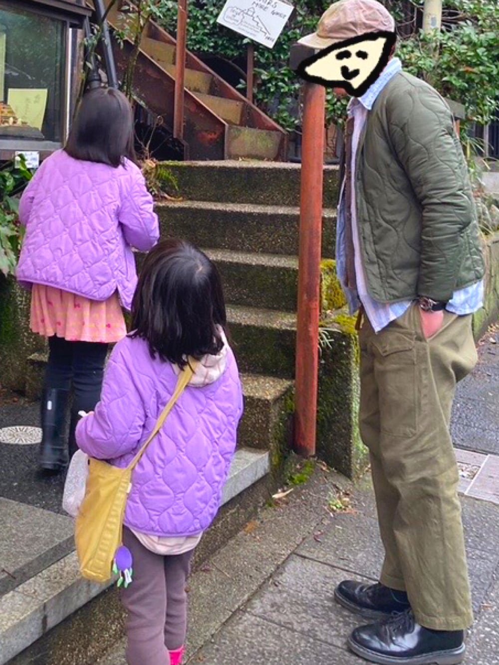 「桜、イギリス軍、ブリティッシュアーミーパンツ、軍パン、ENGINEERED GARMENTS、nigelcabourn、Dr.Martens、WAIPER、UNIQLO、スリーピングシャツ、ウォームパデットミリタリージャケット、ベスト、オーバーベスト、ボアベスト、バンドカラーシャツ」｜「Nigel CabournのNIGEL CABOURN × LYBRO / メカニック キャップ ＜UNISEX＞（キャップ、グリーン系）」を使った、Young   さん（メンズ・175cm）の春コーディネートの3枚目の写真