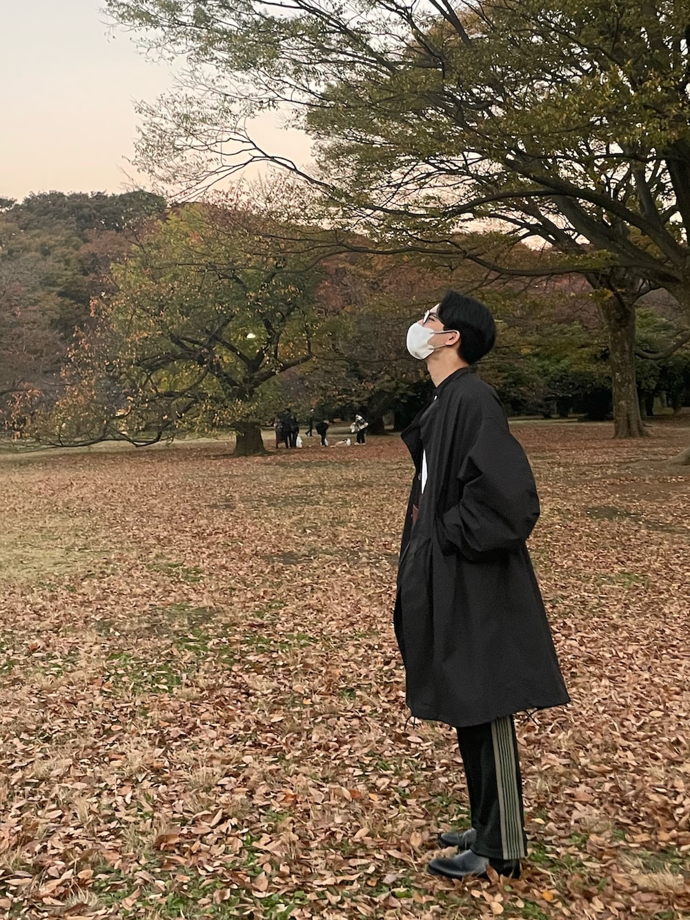 グリーン系のその他パンツ、ブラウン系のショルダーバッグ、ブラック系のモッズコートを着用したメンズの冬コーディネートの2枚目の写真