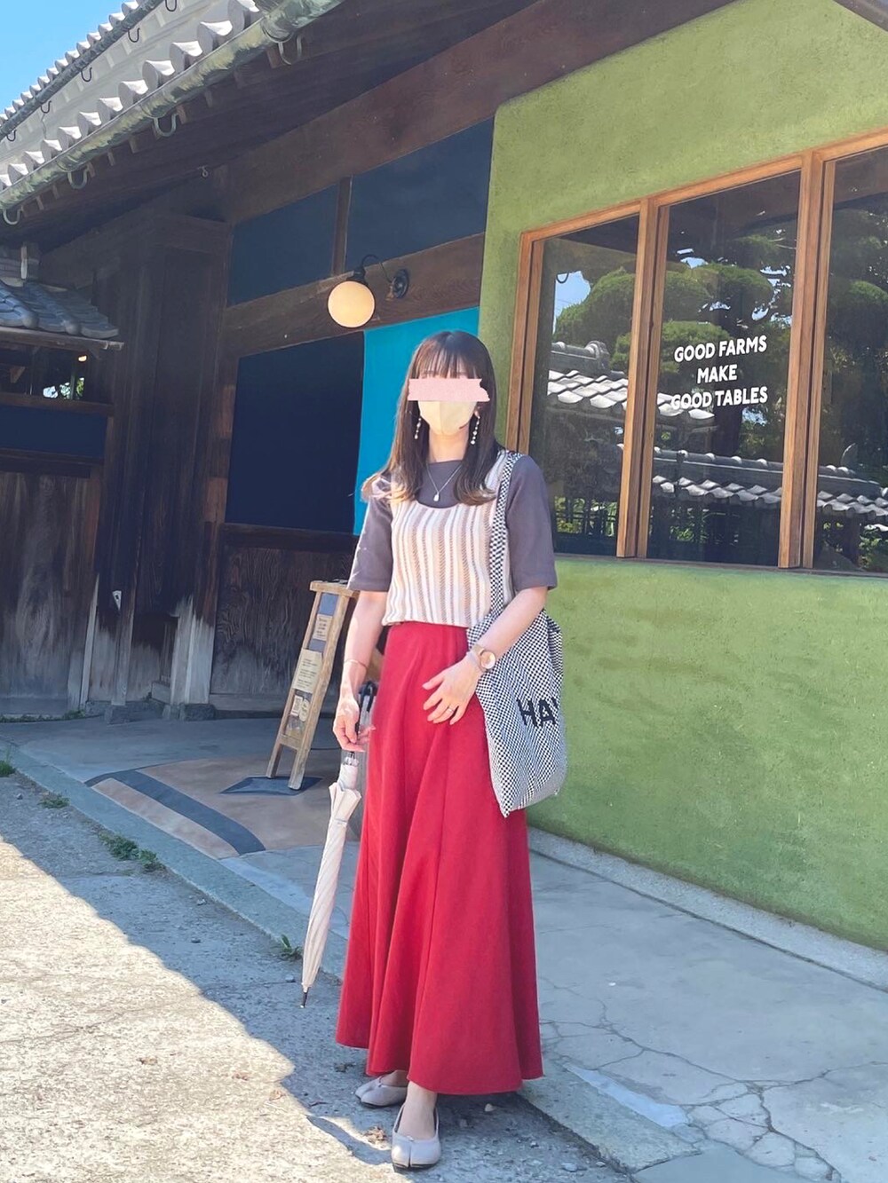 ブラウン系のTシャツ/カットソー、ベージュ系のタンクトップ、レッド系のスカートを着用したレディースの夏コーディネートの2枚目の写真