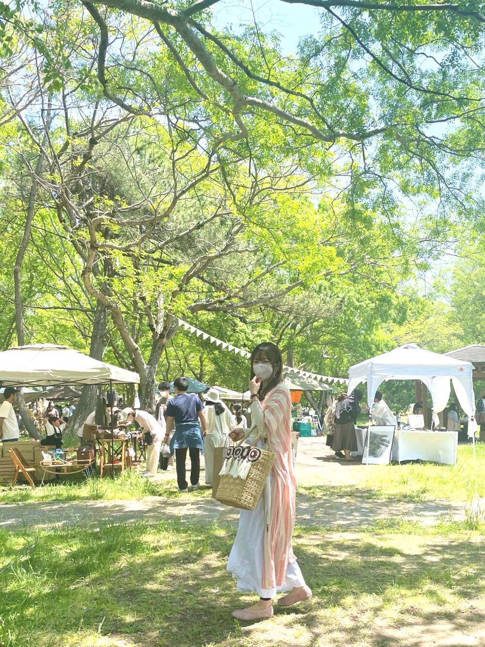 ホワイト系のTシャツ/カットソー、ホワイト系のスカート、ホワイト系のワンピースを着用したレディースの春コーディネートの2枚目の写真