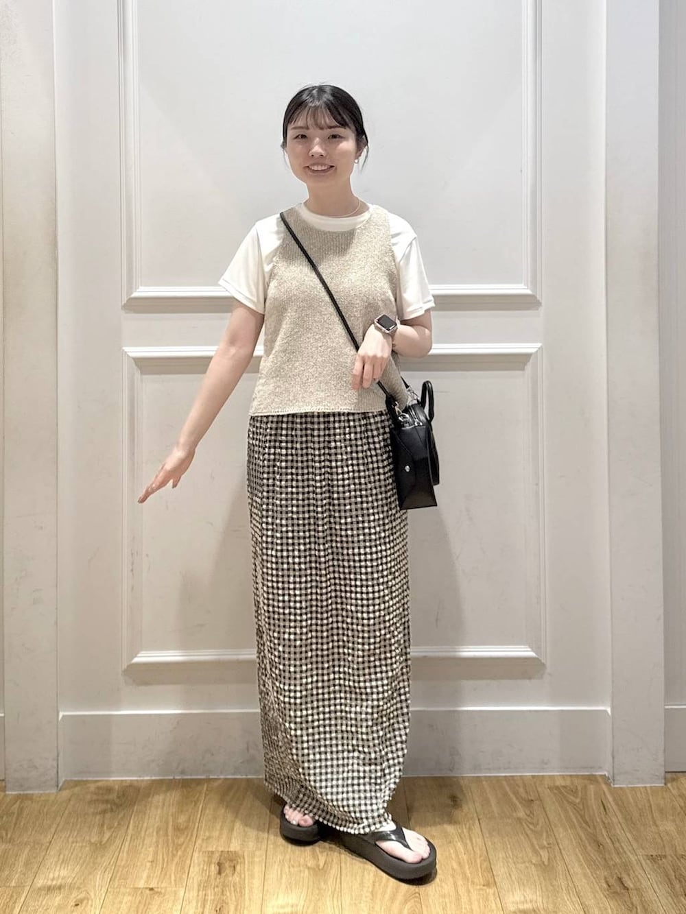 ホワイト系のTシャツ/カットソー、ベージュ系のニット/セーター、ホワイト系のスカートを着用したレディースの夏コーディネートの5枚目の写真