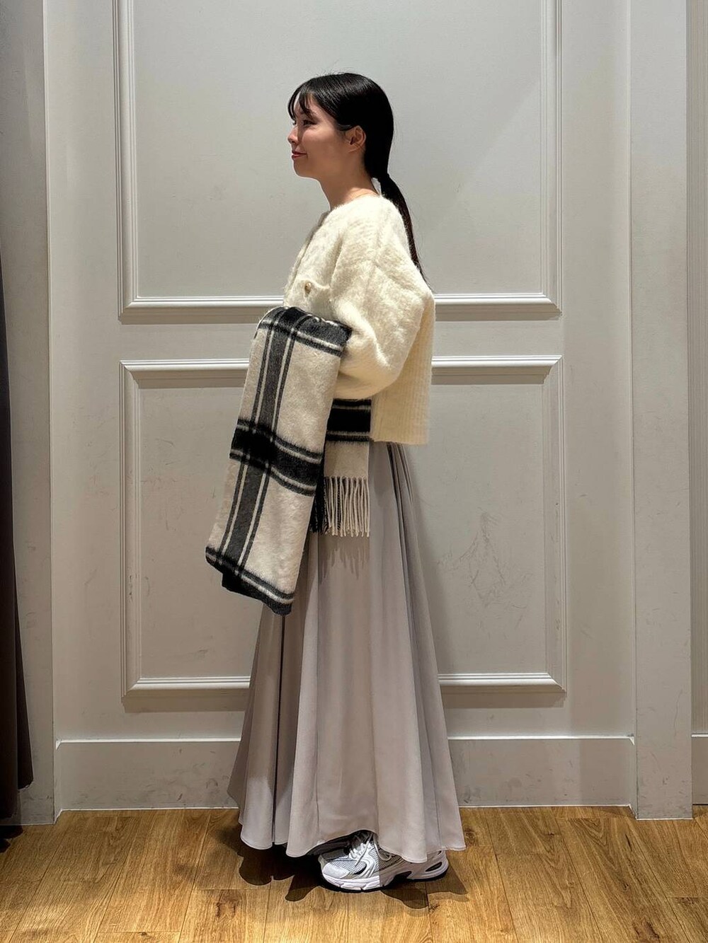 「カジュアル、フェミニン、きれいめ、SNAP_apart by lowrys、apart by lowrys」｜「A part byの【セレクト・一部店舗限定】NB＿MR530SG（スニーカー、ホワイト系）」を使った、ゆいぴさん（レディース・156cm）の秋コーディネートの2枚目の写真