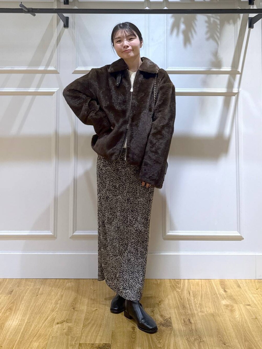 ベージュ系のスカート、ブラウン系のその他アウター、ブラック系のブーツを着用したレディースの秋コーディネートの3枚目の写真