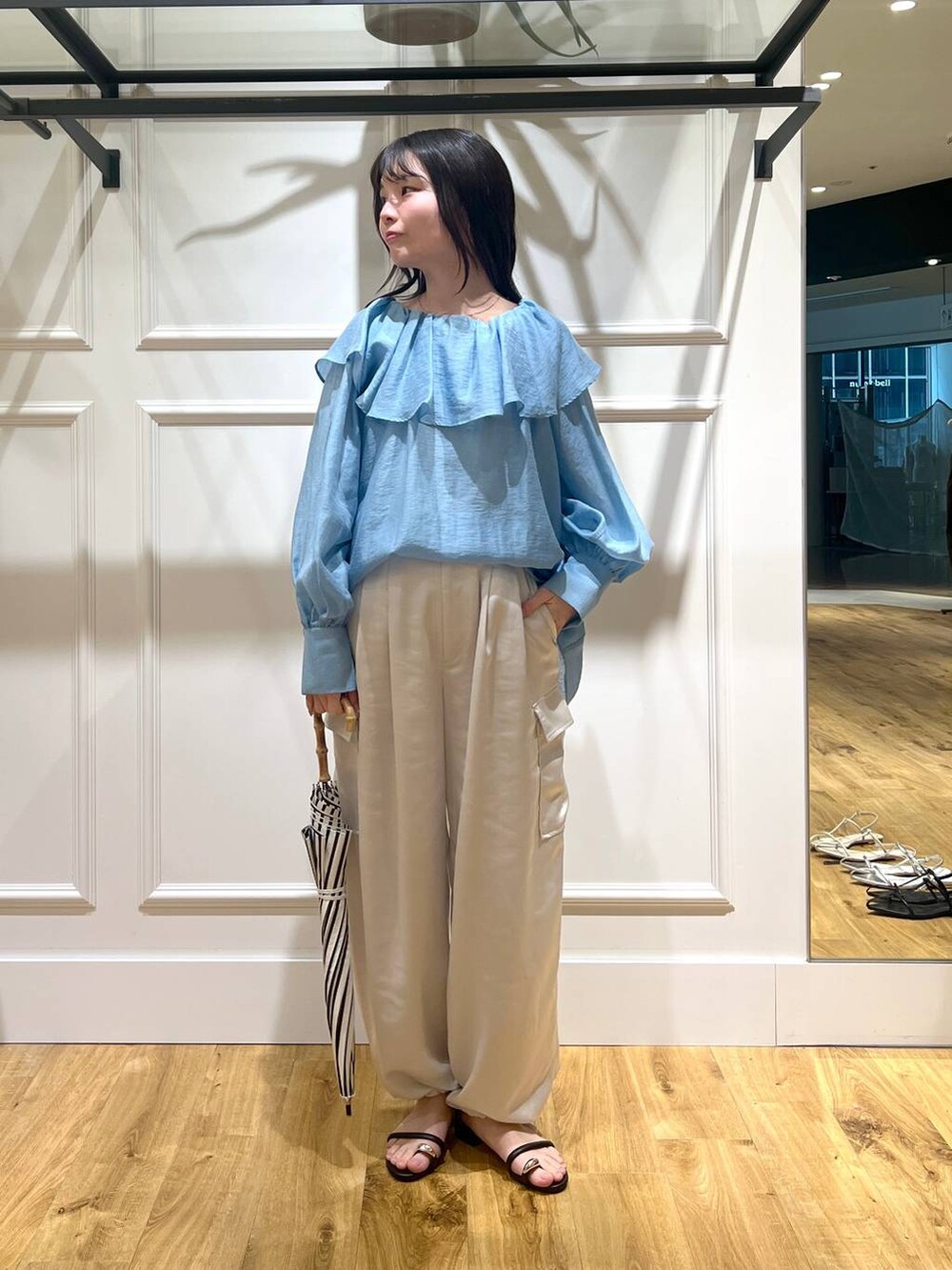 「カジュアル、フェミニン、きれいめ、SNAP_apart by lowrys、apart by lowrys」｜「A part byのサテンカーゴパンツ（カーゴパンツ、ホワイト系）」を使った、ゆいぴさん（レディース・156cm）の春コーディネートの2枚目の写真