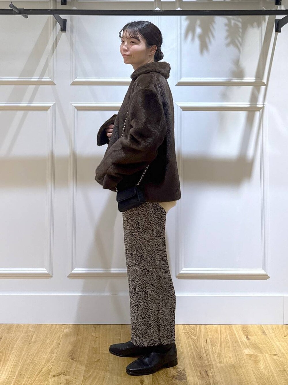 ベージュ系のスカート、ブラウン系のその他アウター、ブラック系のブーツを着用したレディースの秋コーディネートの2枚目の写真