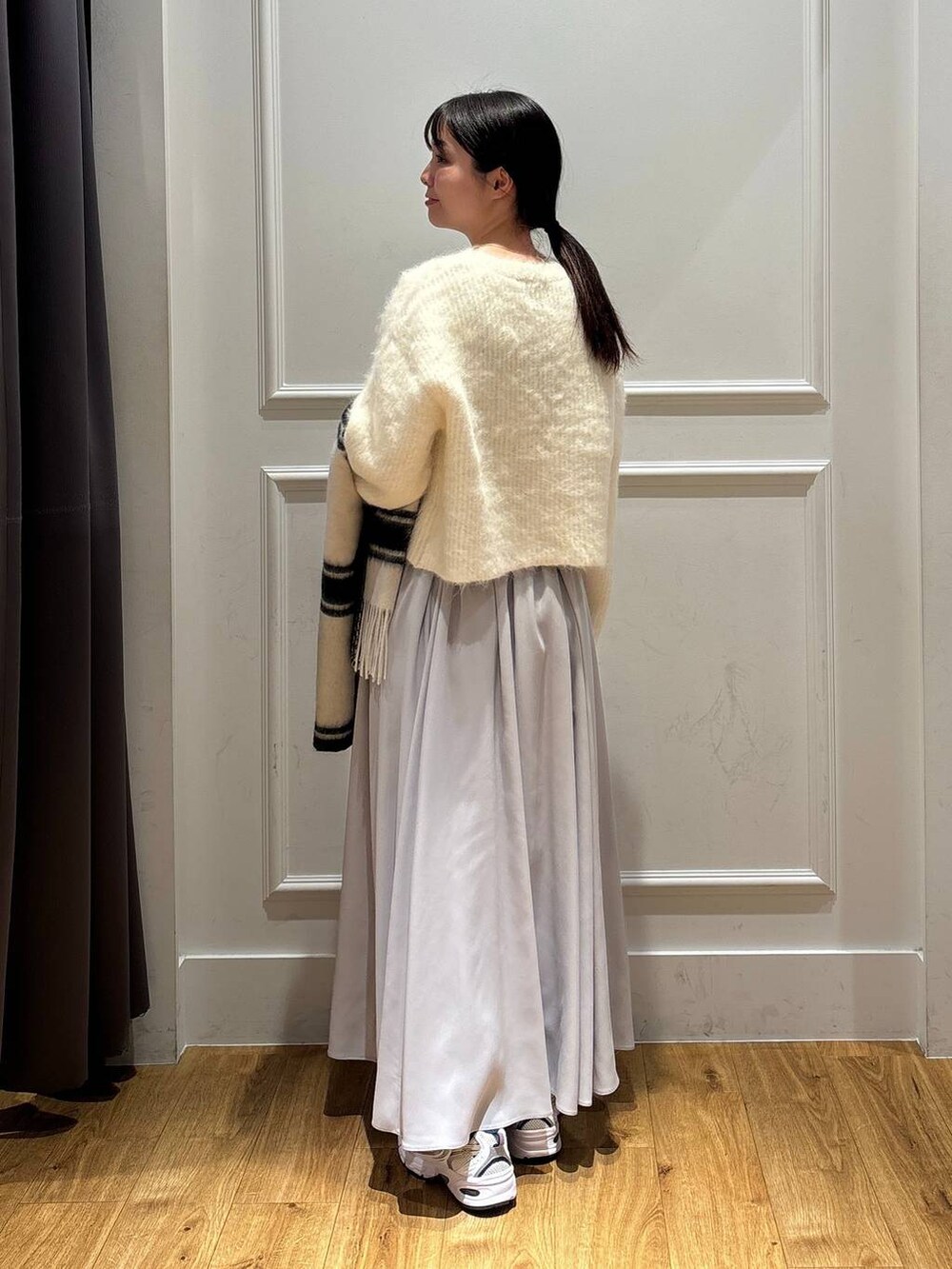 「カジュアル、フェミニン、きれいめ、SNAP_apart by lowrys、apart by lowrys」｜「A part byの【セレクト・一部店舗限定】NB＿MR530SG（スニーカー、ホワイト系）」を使った、ゆいぴさん（レディース・156cm）の秋コーディネートの3枚目の写真