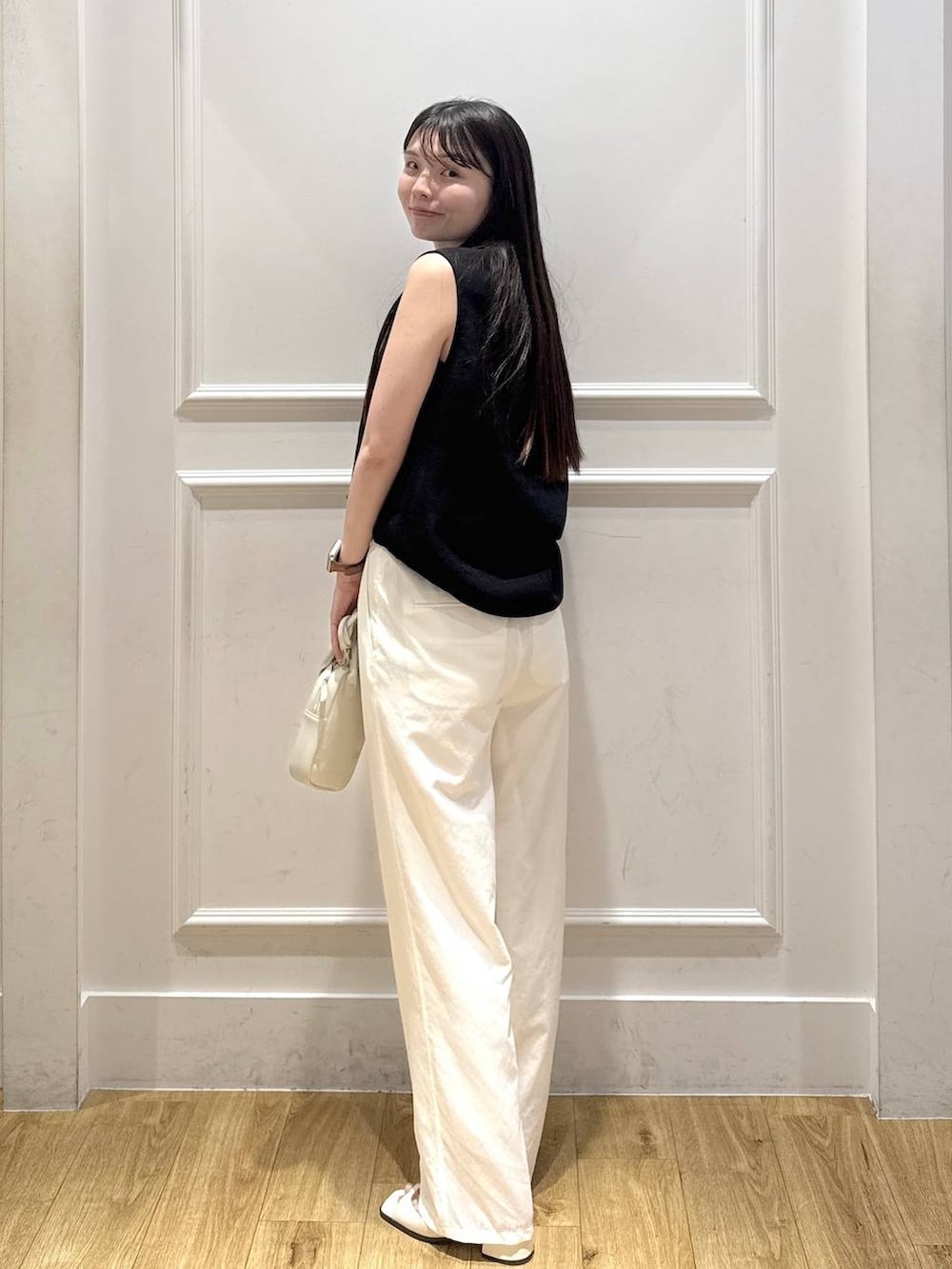 ホワイト系のパンプス、ホワイト系のその他パンツ、ホワイト系のショルダーバッグを着用したレディースの夏コーディネートの3枚目の写真