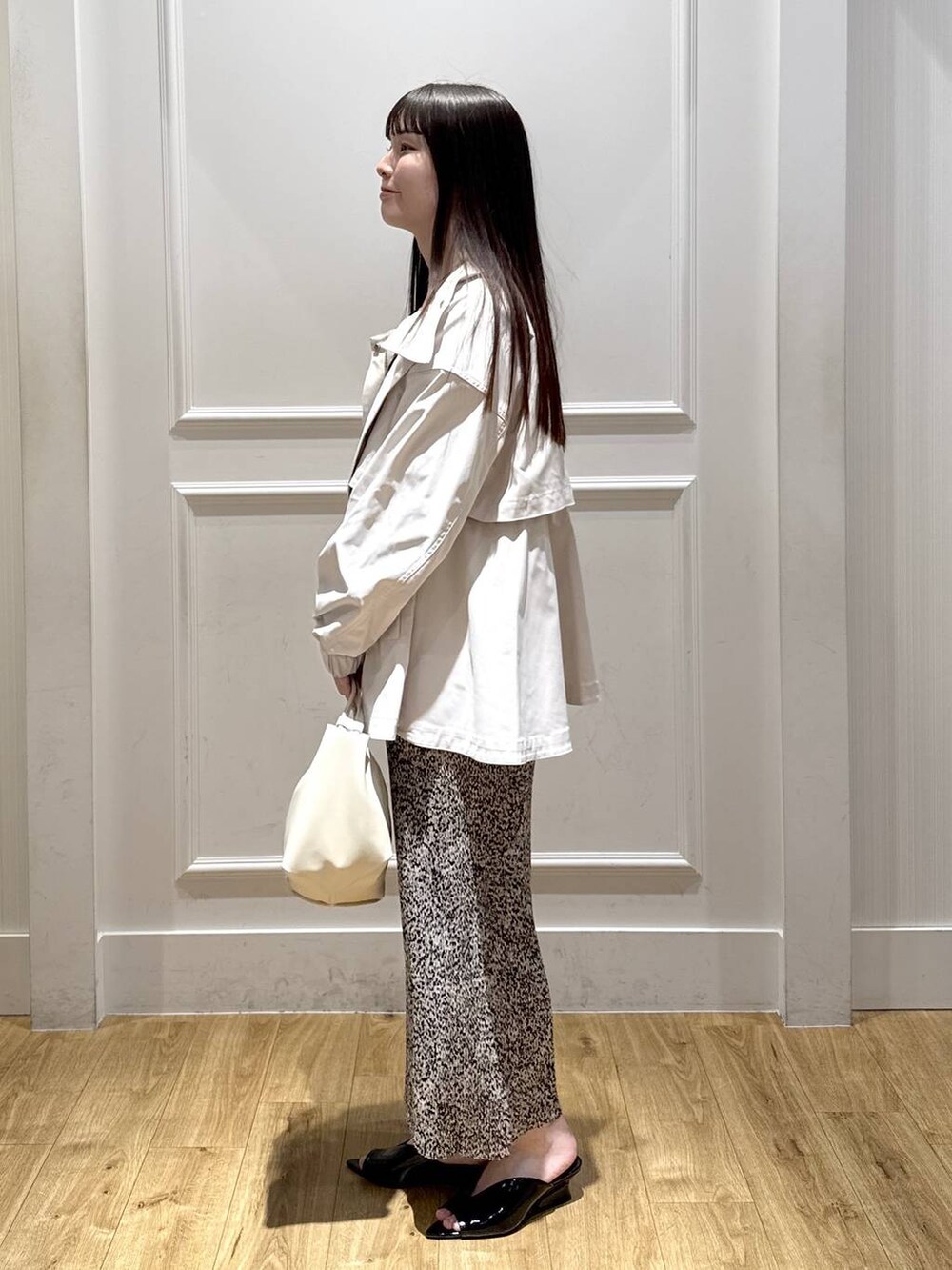 ベージュ系のブルゾン、ベージュ系のスカート、ブラック系のTシャツ/カットソーを着用したレディースの春コーディネートの2枚目の写真