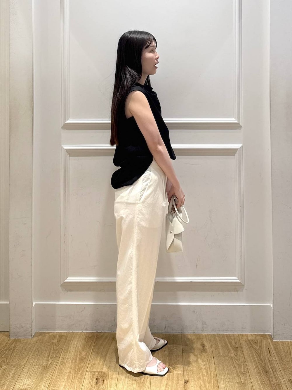 ホワイト系のパンプス、ホワイト系のその他パンツ、ホワイト系のショルダーバッグを着用したレディースの夏コーディネートの4枚目の写真