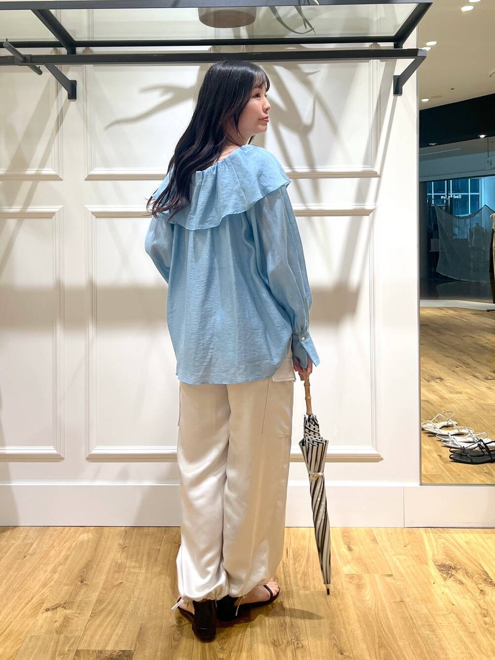 「カジュアル、フェミニン、きれいめ、SNAP_apart by lowrys、apart by lowrys」｜「A part byのサテンカーゴパンツ（カーゴパンツ、ホワイト系）」を使った、ゆいぴさん（レディース・156cm）の春コーディネートの4枚目の写真