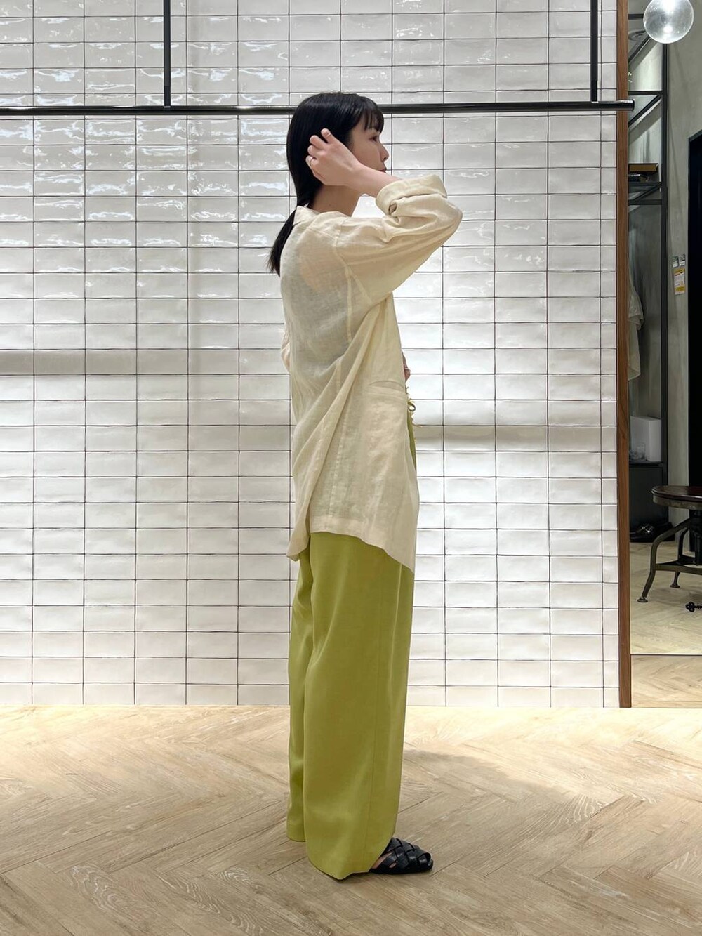 「カジュアル、フェミニン、きれいめ、SNAP_apart by lowrys、apart by lowrys」｜「A part byのペーパーフリンジバッグ（トートバッグ、ベージュ系）」を使った、ゆいぴさん（レディース・156cm）の春コーディネートの3枚目の写真