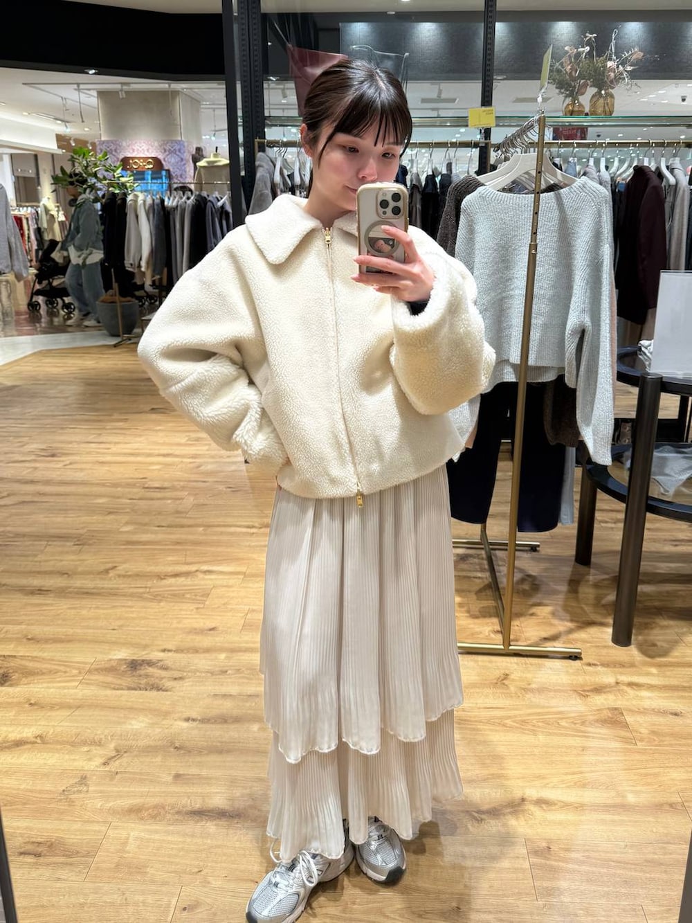 ホワイト系のスカート、ホワイト系のブルゾンを着用したレディースの冬コーディネートの2枚目の写真