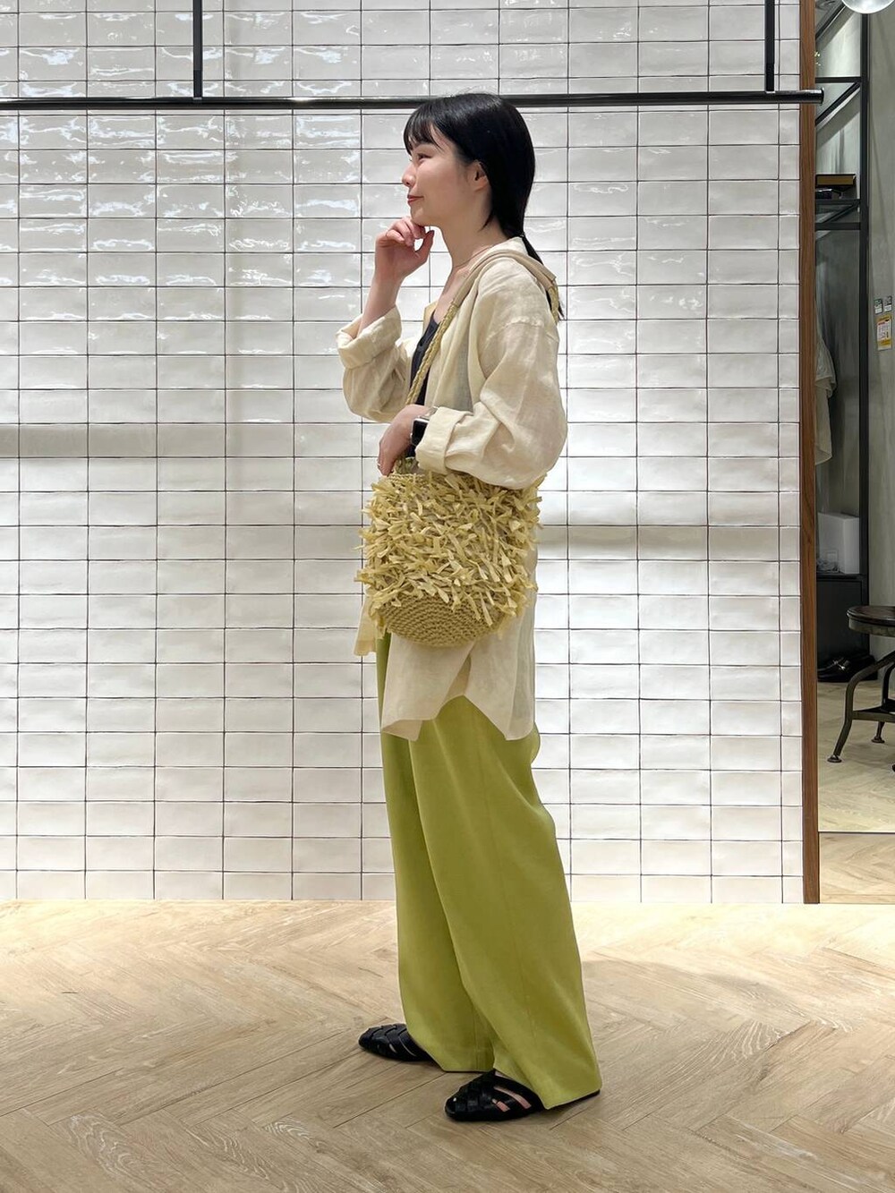 「カジュアル、フェミニン、きれいめ、SNAP_apart by lowrys、apart by lowrys」｜「A part byのペーパーフリンジバッグ（トートバッグ、ベージュ系）」を使った、ゆいぴさん（レディース・156cm）の春コーディネートの2枚目の写真