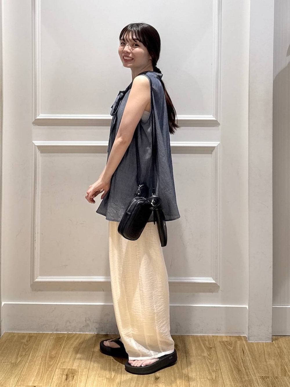 ホワイト系のその他パンツ、ブルー系のシャツ/ブラウス、ブラック系のショルダーバッグを着用したレディースの夏コーディネートの4枚目の写真