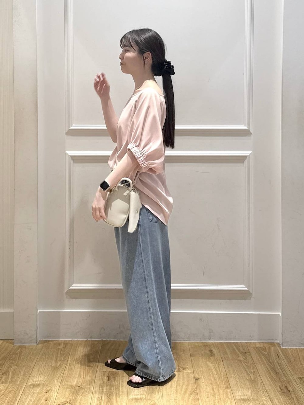 ピンク系のシャツ/ブラウス、ブルー系のデニムパンツ、ブラック系のパンプスを着用したレディースの夏コーディネートの2枚目の写真