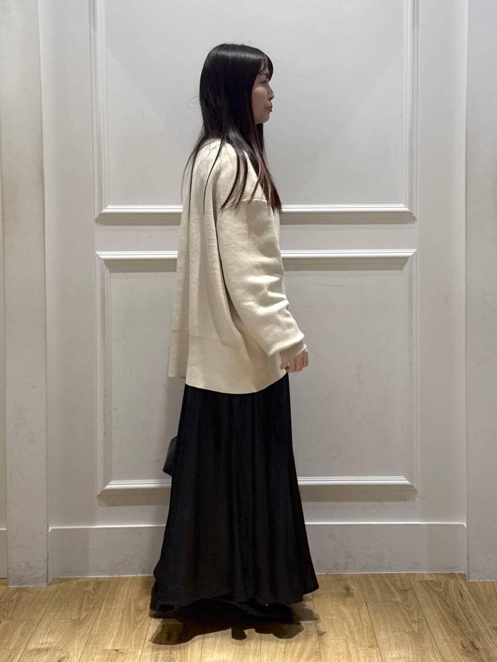 ホワイト系のカーディガン/ボレロ、ホワイト系のTシャツ/カットソー、ブラック系のショルダーバッグを着用したレディースの春コーディネートの4枚目の写真