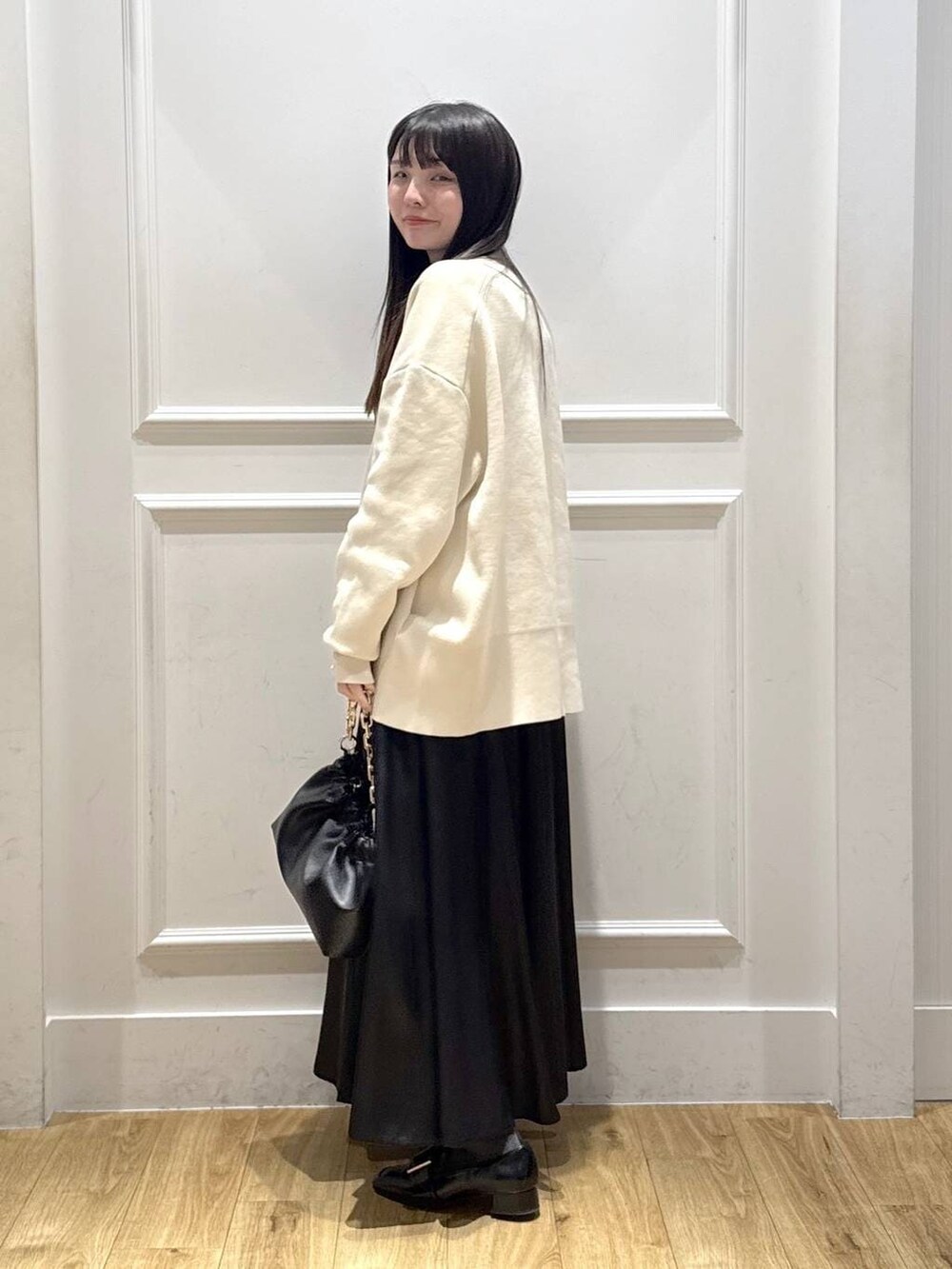 ホワイト系のカーディガン/ボレロ、ホワイト系のTシャツ/カットソー、ブラック系のショルダーバッグを着用したレディースの春コーディネートの3枚目の写真