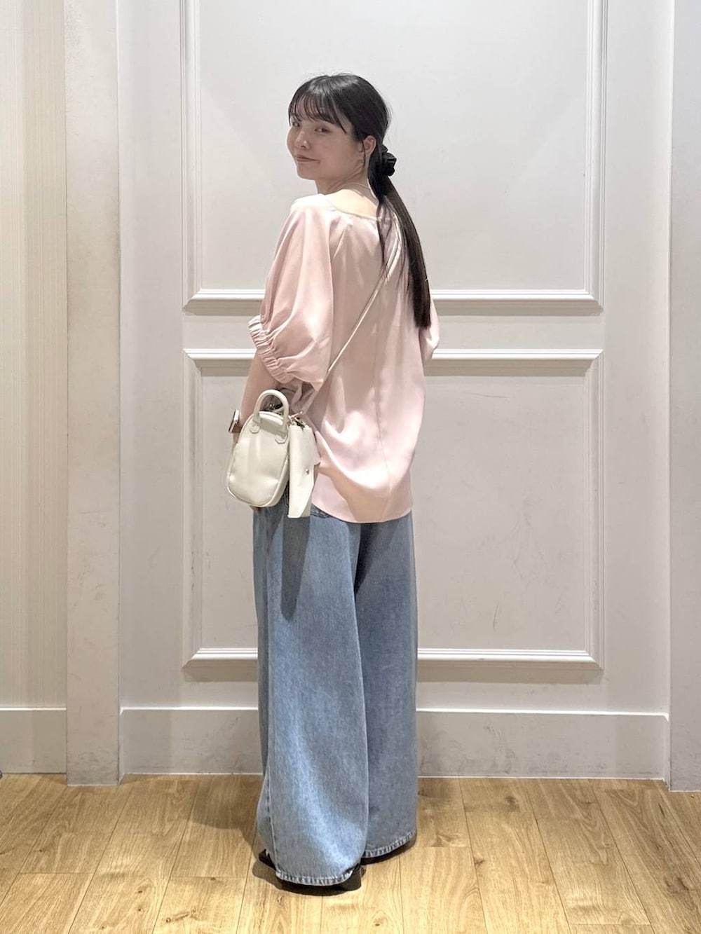 ピンク系のシャツ/ブラウス、ブルー系のデニムパンツ、ブラック系のパンプスを着用したレディースの夏コーディネートの3枚目の写真