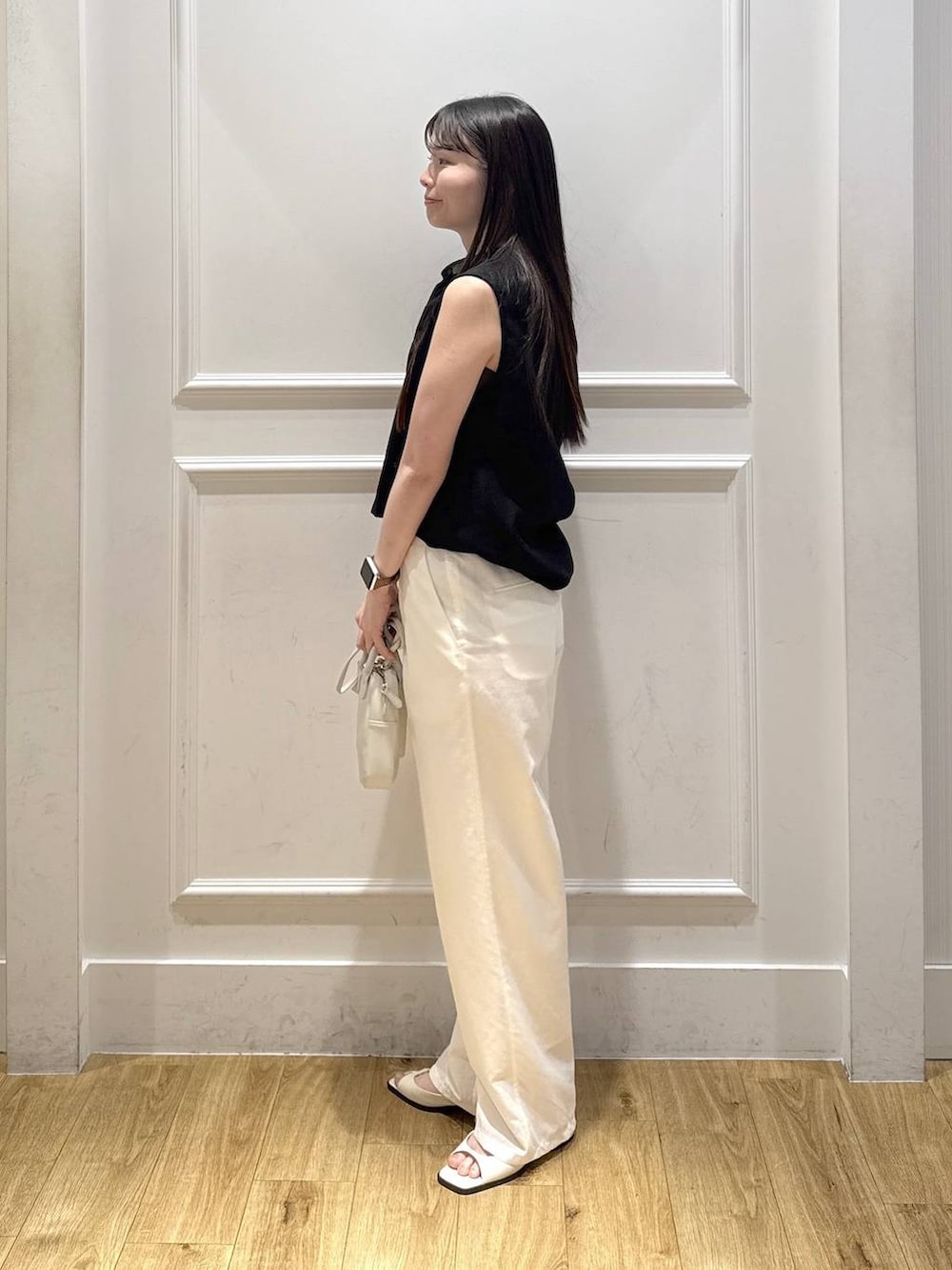 ホワイト系のパンプス、ホワイト系のその他パンツ、ホワイト系のショルダーバッグを着用したレディースの夏コーディネートの2枚目の写真