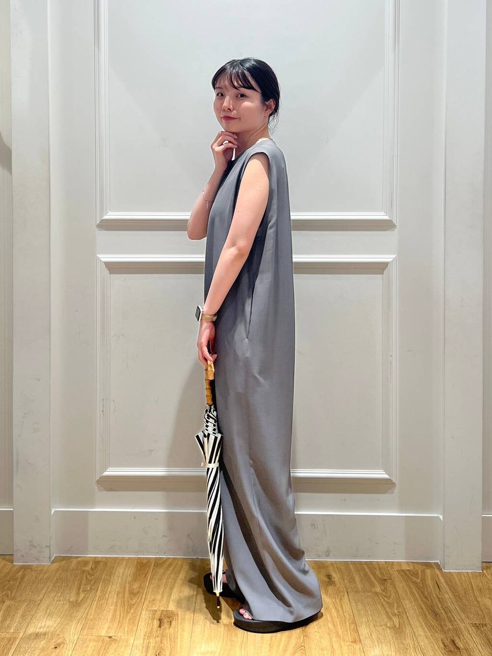 グレー系のつなぎ/オールインワン、ブラック系の長傘を着用したレディースの夏コーディネートの2枚目の写真