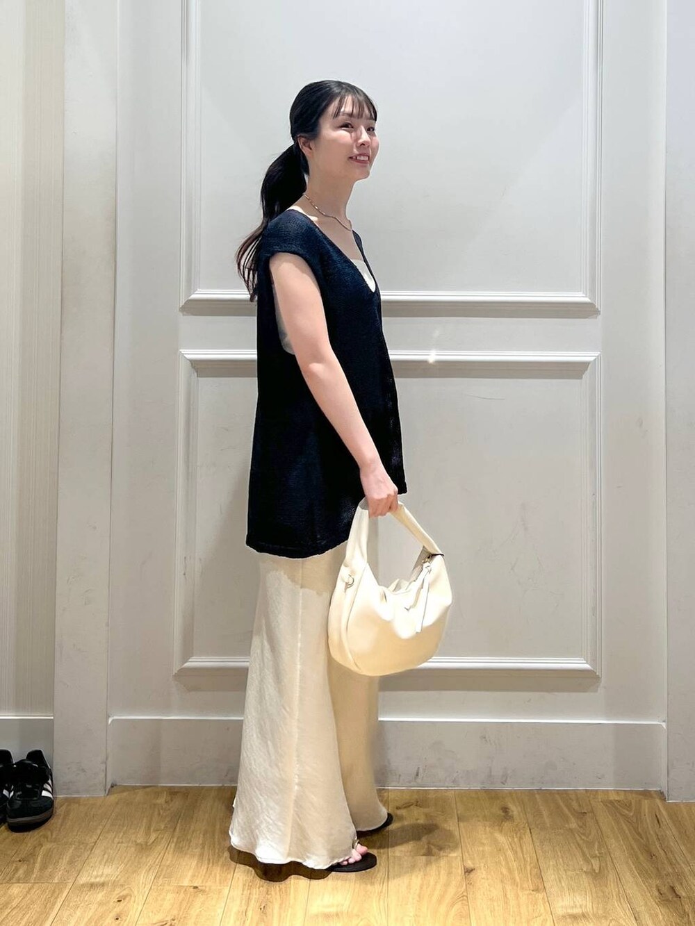 「カジュアル、フェミニン、きれいめ、SNAP_apart by lowrys、apart by lowrys」|「A part byのブライトナロースカート(スカート、ホワイト系)」を使った、ゆいぴさん(レディース・156cm)の夏コーディネートの3枚目の写真