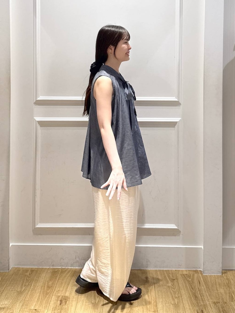 ホワイト系のその他パンツ、ブルー系のシャツ/ブラウス、ブラック系のショルダーバッグを着用したレディースの夏コーディネートの2枚目の写真
