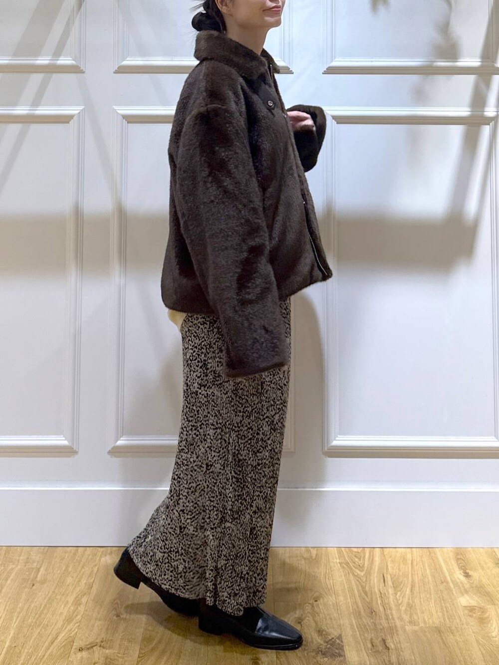 ベージュ系のスカート、ブラウン系のその他アウター、ブラック系のブーツを着用したレディースの秋コーディネートの4枚目の写真